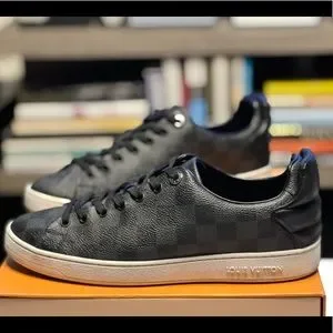 Louis Vuitton フラットシューズ　ブラック　37 LOUIS VUITTON Front Row Black Patent Leather Low Top